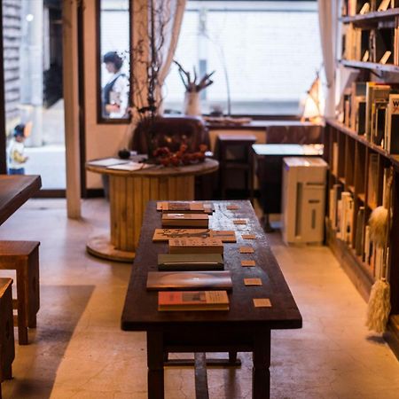 Book & Guesthouse Hitotomaru Toyooka  Bagian luar foto