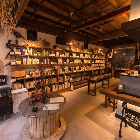 Book & Guesthouse Hitotomaru Toyooka  Bagian luar foto
