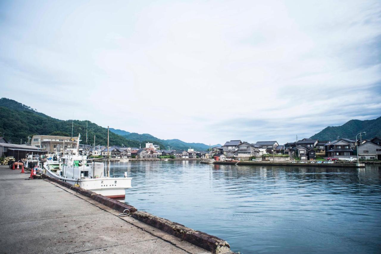 Book & Guesthouse Hitotomaru Toyooka  Bagian luar foto