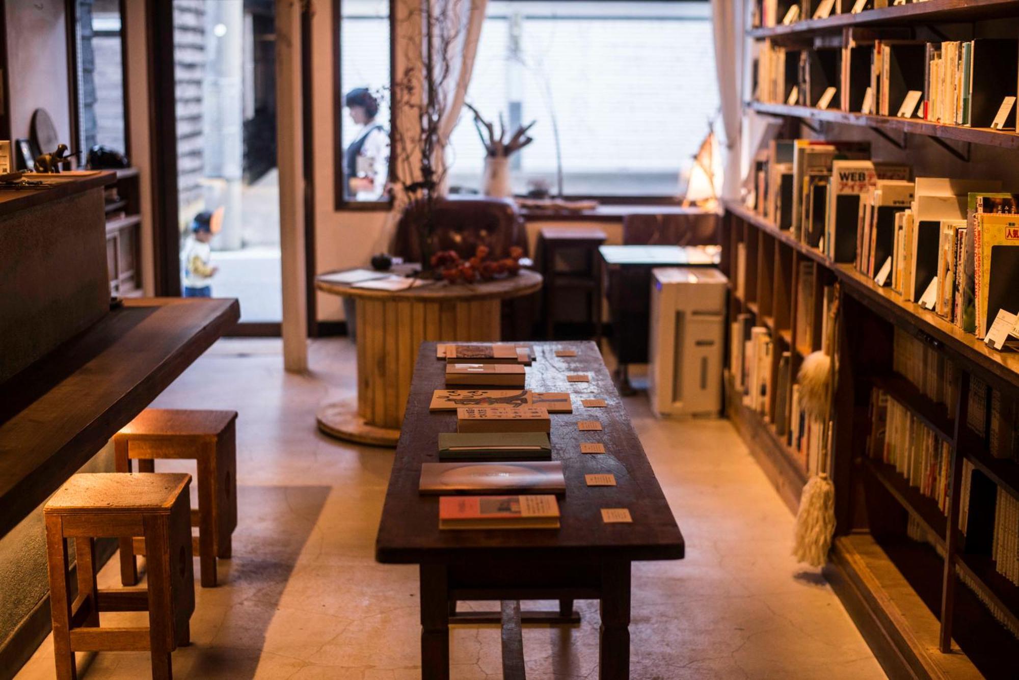 Book & Guesthouse Hitotomaru Toyooka  Bagian luar foto